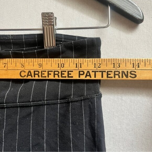 Lululemon Athletica pinstriped Capri leggings Sz 4 - Picture 5 of 8